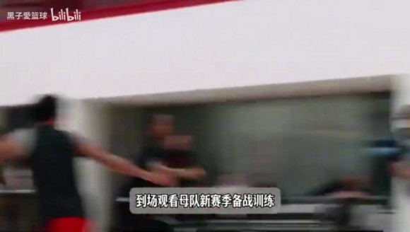 风城玫瑰回家！罗斯现身公牛训练场，一头脏辫，与斯普利特拥抱
